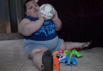 3 жасар баланың салмағы 70 келі тартады