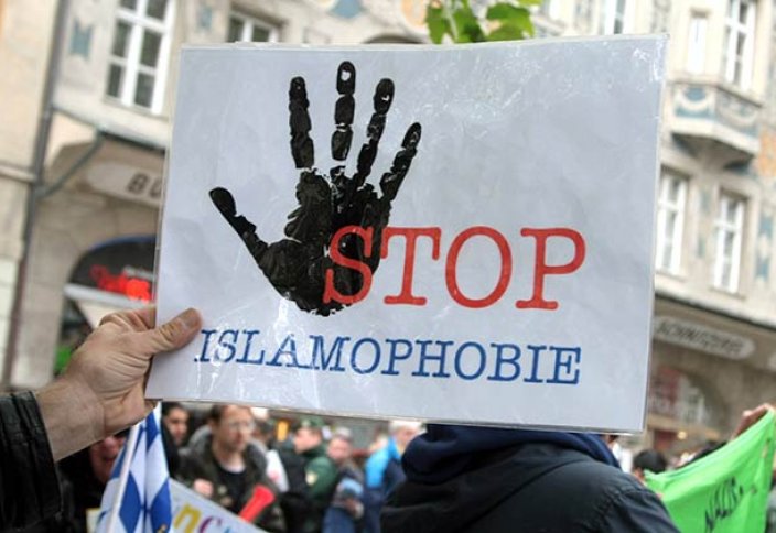 Исламофобия қандай факторлардан көрініс тауып отыр?