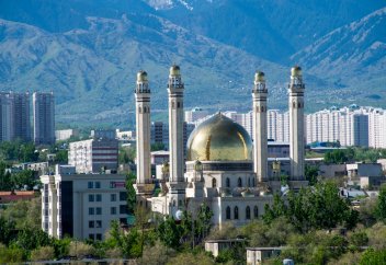 «Мұғаліммін, Жұма намазына бара алмай жатырмын. Дінде жеңілдік бар ма?»