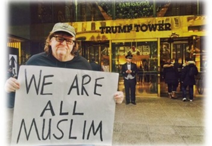 Майкл Мур устроил пикет с плакатом «Все мы — мусульмане»