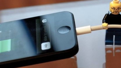 Почему никогда нельзя пользоваться чужой зарядкой для смартфона