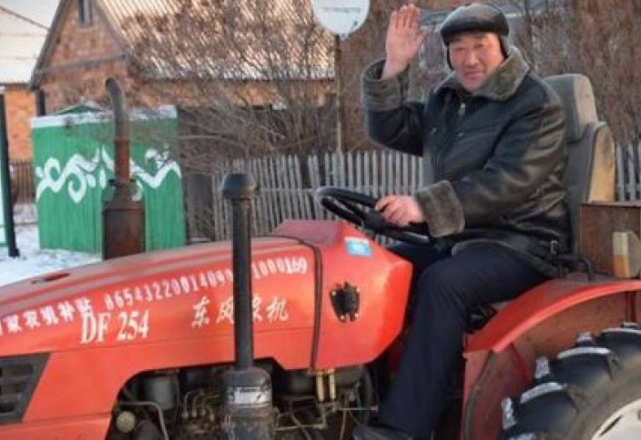Житель Китая проехал 1,5 тысячи километров на тракторе, чтобы поселиться в Казахстане
