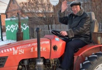 Житель Китая проехал 1,5 тысячи километров на тракторе, чтобы поселиться в Казахстане