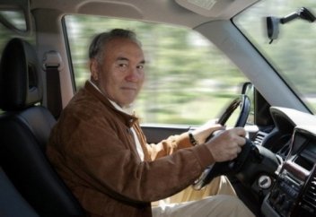 Елбасы Нұрсұлтан Әбішұлы көлік жүргізді (видео)