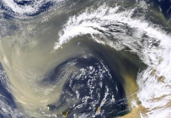 Микробтар атмосфераның жоғары қабатына шығып жер шарының кез келген тұсына таралады