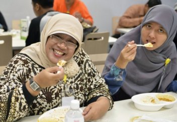 Әлем жаңалықтары: Караоке-барларда халал ас мәзірі ұсынылады