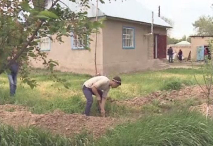 Баспанасыз жандарға үй салып беруді дәстүрге айналдырған (видео)