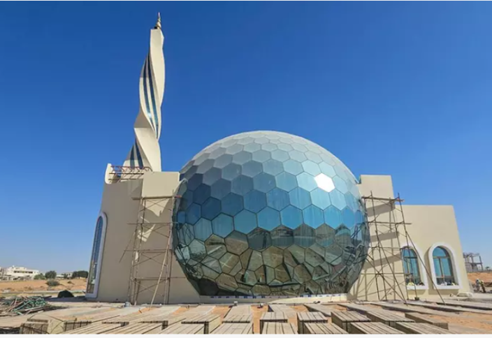 В Шардже строится новая мечеть с невероятным куполом