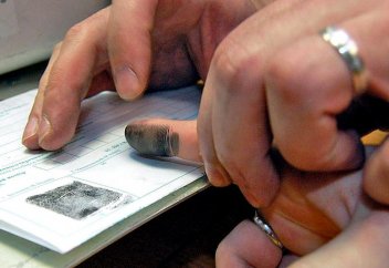 Саусақ ізін міндетті тіркеу туралы не білеміз?