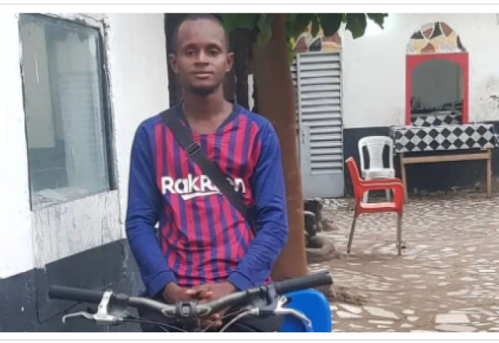 Африканец, проехавший 4000 км на велосипеде до Аль-Азхара, получил подарки от голливудского актера