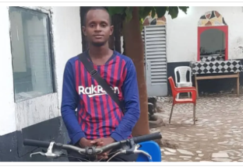 Африканец, проехавший 4000 км на велосипеде до Аль-Азхара, получил подарки от голливудского актера