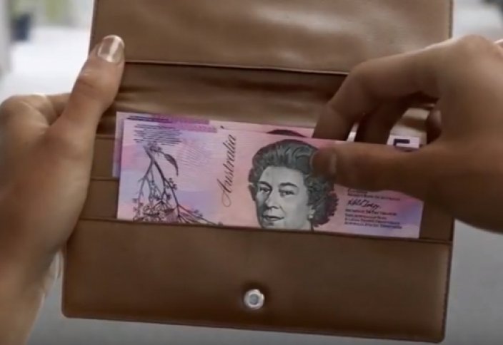Түрлі түске енетін 5 долларлық банкнот айналымға шығарылды (видео)