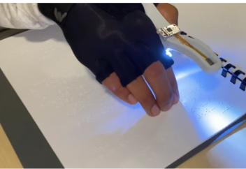 Инженерлер Брайлді үйренуге арналған қолғап жасады