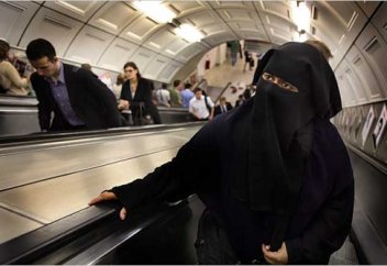 Сорвал никаб - 250 часов общественных работ за инцидент!