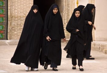 Құпия полиция әйелдерді ізінен аңдиды