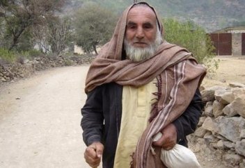 Қария көзі көрмесе де таяғымен түртінектеп жүріп 40 жыл пошташы болған