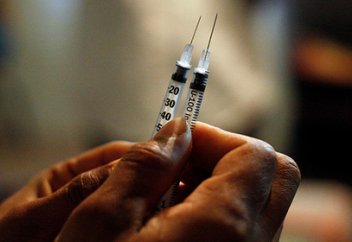 Биохакер өзіне Құран мен Інжіл "ДНК"-сын "егіп" алды