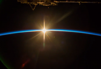 Ғарышта таң қалай атады?