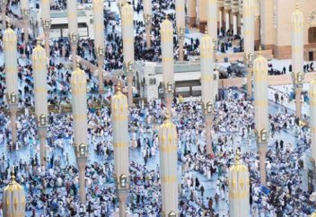 Мекка и Медина полна мусульманами, совершающими итикаф