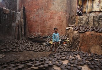 13 душещипательных фото из индийских трущоб: жизнь среди бедствий и полнейшей нищеты