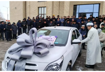 Созақтық жастар ауыл имамына көлік сыйлады