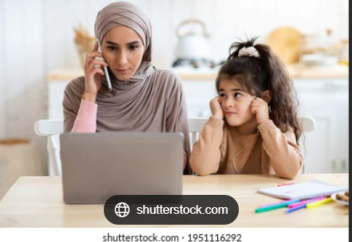 Араб елі балаларына қарап отырған аналарға алыстан жұмыс істеуге мүмкіндік беретін саясатты жүргізеді