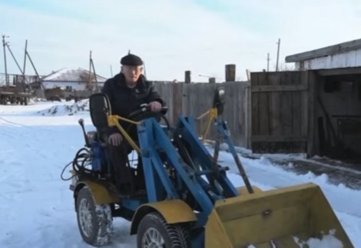 Сельский учитель собирает мини-тракторы в гараже (видео)