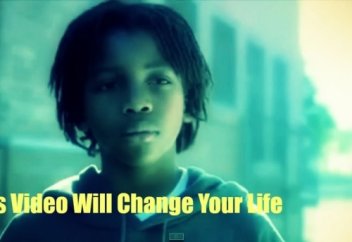 Мына видеоны 13 миллион адам көріп, артынша бөлісіпті... Сіз не істер едіңіз?