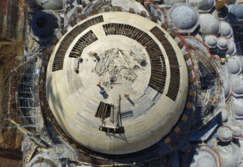 Самый большой купол в мире в процессе установки