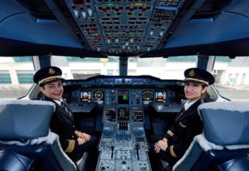 Арабки вошли в историю как первые мусульманки, управляющие самым большим воздушным судном (видео)