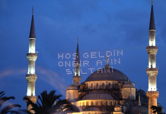 Многовековая традиция махья освещает стамбульские мечети в Рамадан