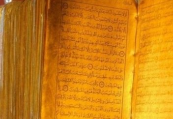 Алтын жалатылған Құранды ұрмалақ болғандар қолға түсті