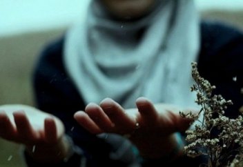 О умма, обратите внимание, это наша сестра Малика Темуркаева.