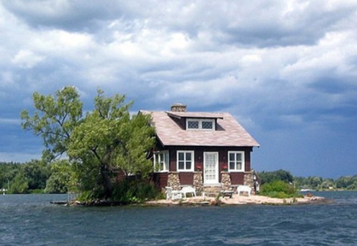 Әлемдегі ең шағын аралға тек бір үй мен ағаш ғана «сыйды»