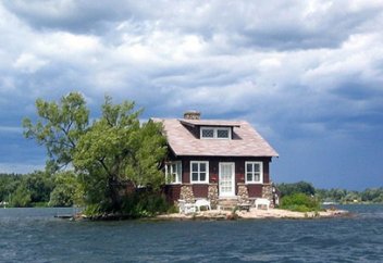 Әлемдегі ең шағын аралға тек бір үй мен ағаш ғана «сыйды»