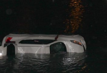 Маленький ребенок оказался жив, находясь в аварийной машине под водой 14 часов