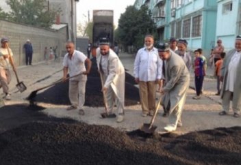 Тәжік имамдары асфальт төсеп жүр