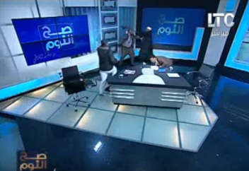 Хиджабқа қатысты ойын айтқан имам тікелей эфирде оңбай таяқ жеді (видео)