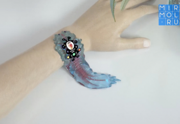 Разные: Смартфон будущего, который пьет кровь и лечит болезни (видео). Слабовидящие люди смогут снимать деньги в банкомате через инновационный ультразвуковой дисплей Брайля (видео)