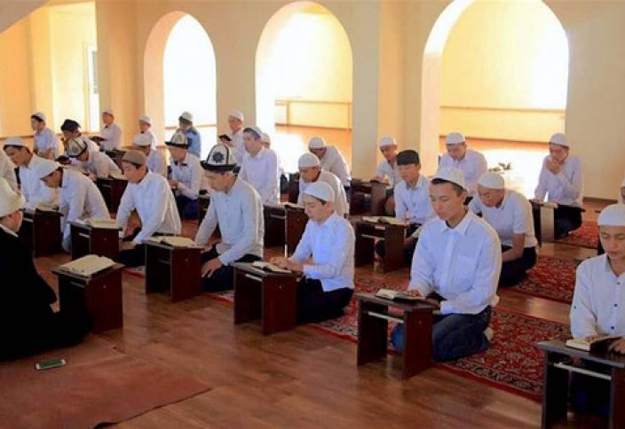 Власти в недоумении: все больше киргизов предпочитают медресе светской школе