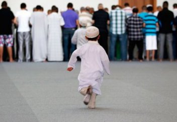 Ақшам намазына кешігіп имамға ұйысам, қалай жалғастырамын?