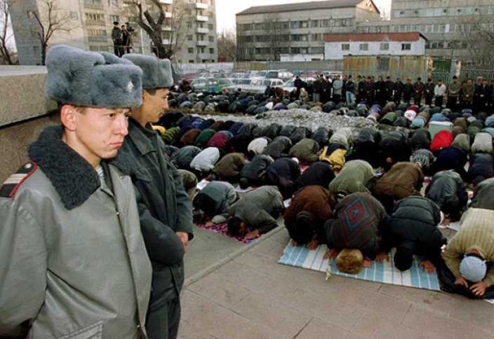 В Киргизии за каждой мечетью закрепили полицейского