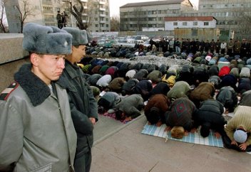 В Киргизии за каждой мечетью закрепили полицейского