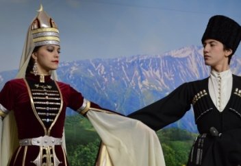 Эльфы это обычные люди! Только с крылышками. И они не творят чудеса!