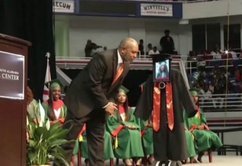 Робот ауруханаға түскен науқас қыздың орнына мектеп бітіріп шықты (видео)