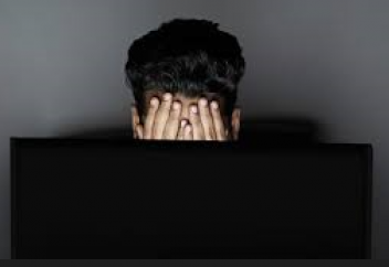 Жағымсыз жаңалықтарға тәуелділердің (думскроллинг) тән мен жан саулығына кері әсері болатыны анықталды