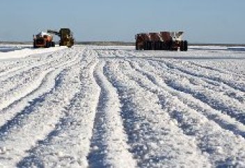 Мегамашины против ручного труда в добыче соли (видео)