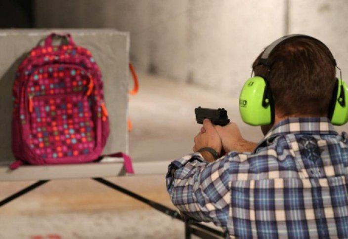 В США школьников защитят от расстрелов пуленепробиваемыми рюкзаками (Видео)