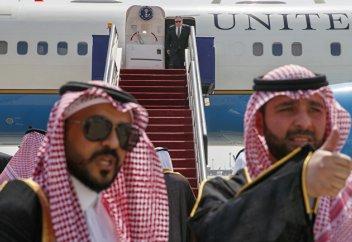 Разные на одну тему: Американские военнослужащие в Саудовской Аравии: успокоить Эр-Рияд, сдерживать Тегеран, вытеснить Москву (As Sabeel, Иордания)