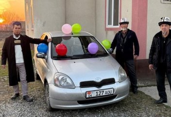 Жители киргизского села подарили своему имаму автомобиль